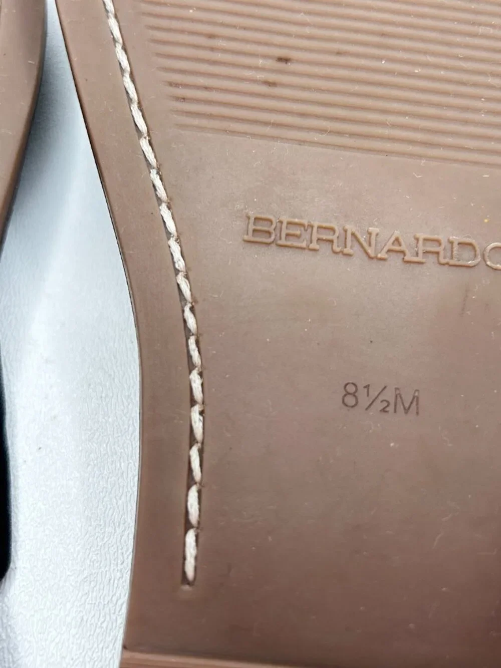 Womens BERNARDO Lillian Black Leather Bow Thong Flip Flops Sandals Size 8.5 M - Picture 9 of 9